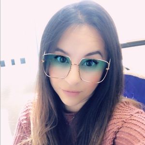 Meet your Posher, Acela